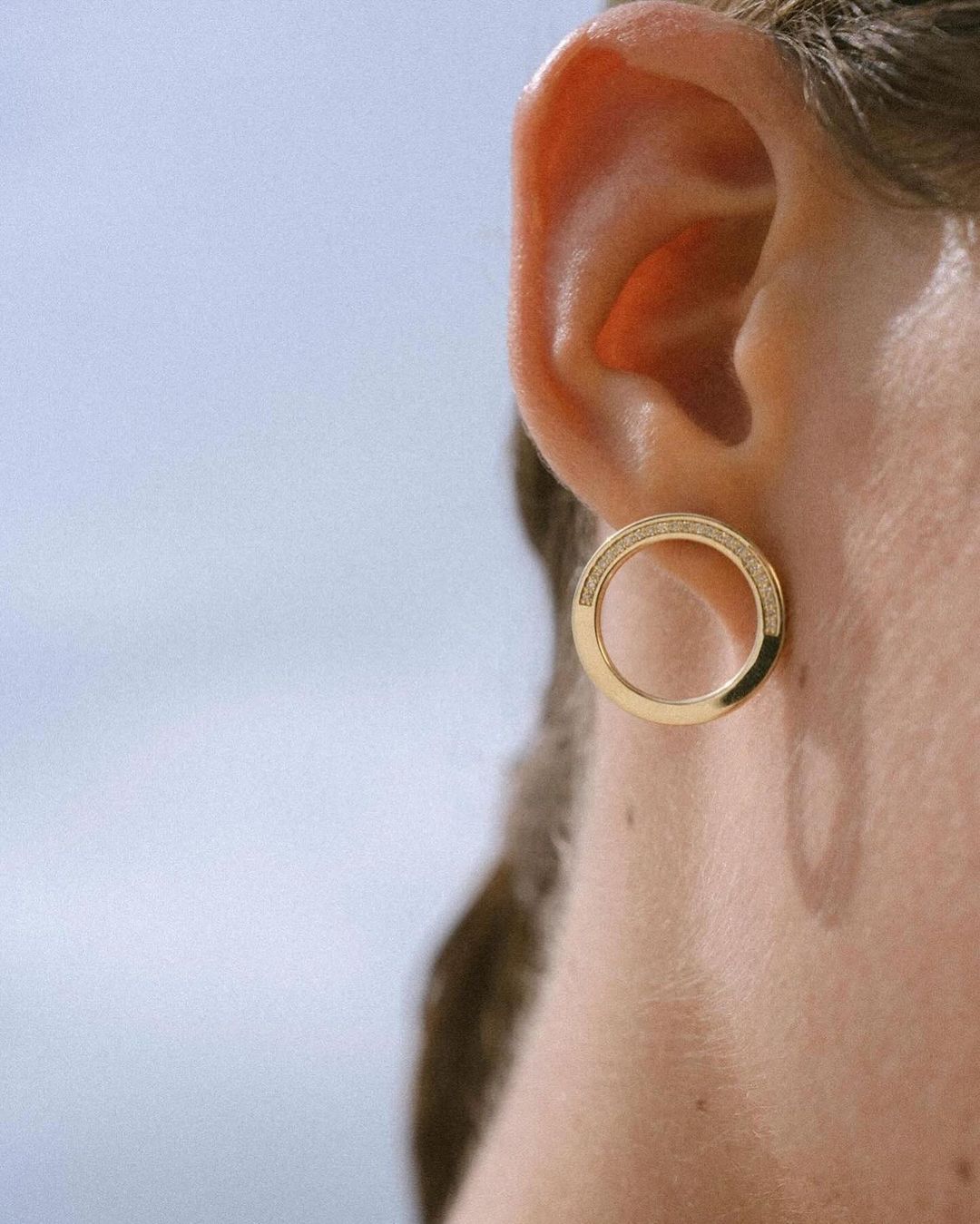 Трендовые украшения 2024: стилист показала, на что должна обратить внимание каждая девушка